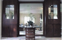 mirrored-doors-and-alcove